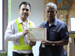 มอบประกาศนียบัตรให้กับผู้ที่ผ่านการฝึกอบรม
