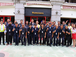 ถ่ายภาพร่วมกันเป็นที่ระลึก
