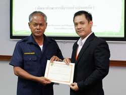 มอบประกาศนียบัตรให้กับผู้ที่ผ่านการฝึกอบรม