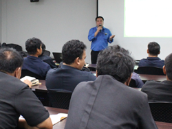 ผู้บริหารกล่าวต้อนรับพร้อมเน้นย้ำมาตรฐานความปลอดภัยของหน่วยงาน