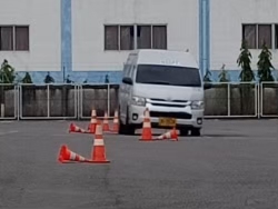 ฝึกทักษะการขับรถหลบหลีกสิ่งกีดขวางแบบซิกแซก