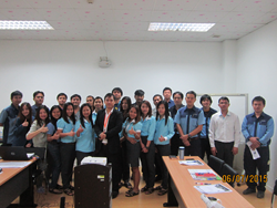 พนักงาน Ulvac ถ่ายภาพร่วมกันเป็นที่ระลึก