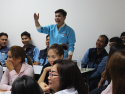 ผู้เข้ารับการฝึกอบรมร่วมตอบคำถามอย่างตั่งใจ