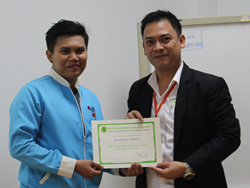 มอบประกาศนียบัตรให้กับผู้ที่ผ่านการฝึกอบรม