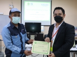 มอบประกาศนียบัตรให้กับผู้ที่ผ่านการฝึกอบรม		
