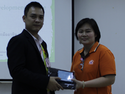 มอบของที่ระลึกให้กับวิทยากรและทีมงาน