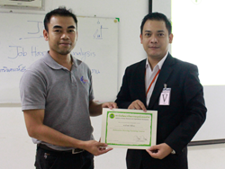 มอบปะรกาศนียบัตรให้กับผู้ที่ผ่านการฝึกอบรม