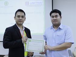 มอบประกาศนียบัตรให้กับผู้ที่ผ่านการฝึกอบรม