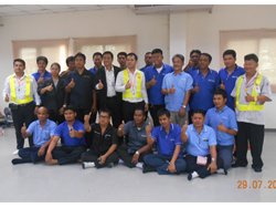 พนักงานขับรถ Unity หน่วยงาน Honda ถ่ายภาพร่วมกันเป็นที่ระลึก