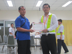 มอบประกาศนียบัตรให้กับผู้ที่ผ่านการฝึกอบรม