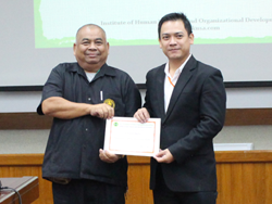 มอบประกาศนียบัตรให้กับผู้ที่ผ่านการฝึกอบรม