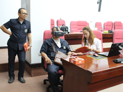 ประเมินความเสี่ยงที่มีผลต่อการมองเห็นในภาวะแสงสลัวด้วยเครื่อง VR Vision Screening