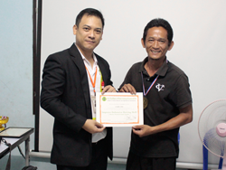 มอบประกาศนียบัตรให้กับผู้ที่ผ่านการฝึกอบรม