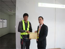 มอบประกาศนียบัตรให้กับผู้ที่ผ่านการฝึกอบรม