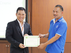 มอบประกาศนียบัตรให้กับผู้ที่ผ่านการฝึกอบรม