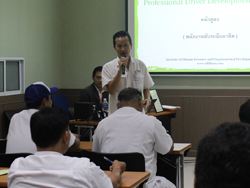 ผู้บริหารกล่าวทักทายพร้อมเน้นย้ำเรื่องมาตรฐานความปลอดภัยขององค์กร