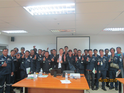 พนักงานขับรถขนส่งวัตถุอันตรายถ่ายภาพร่วมกันเป็นที่ระลึก